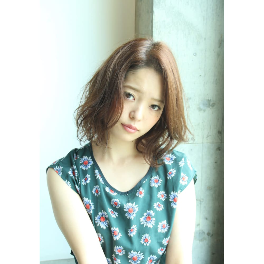 前髪長めのウェーブロングボブスタイル Lucido Style Era Plus ルシードスタイルエアラプラス のヘアスタイル 美容院 美容室を予約するなら楽天ビューティ
