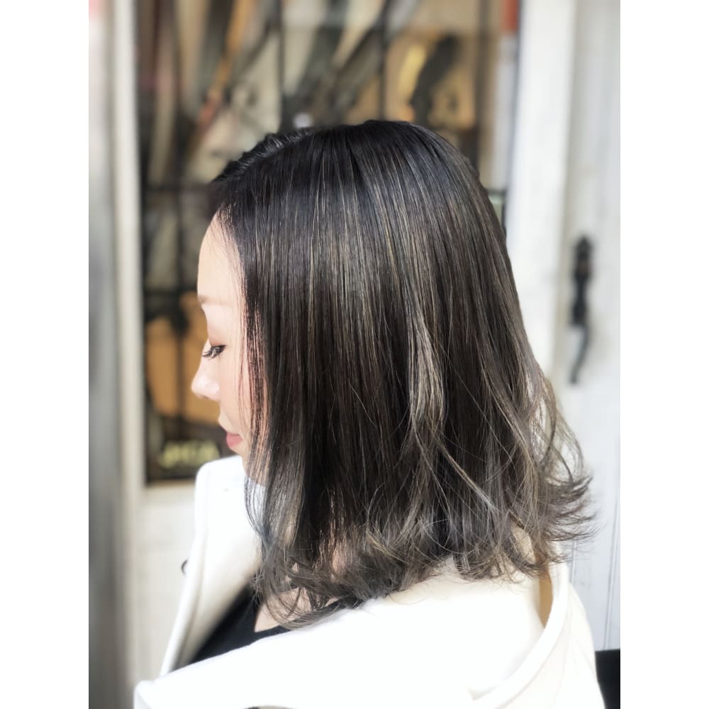 黒髪ハイライトグレージュ Lucy ルーシー のヘアスタイル 美容院 美容室を予約するなら楽天ビューティ