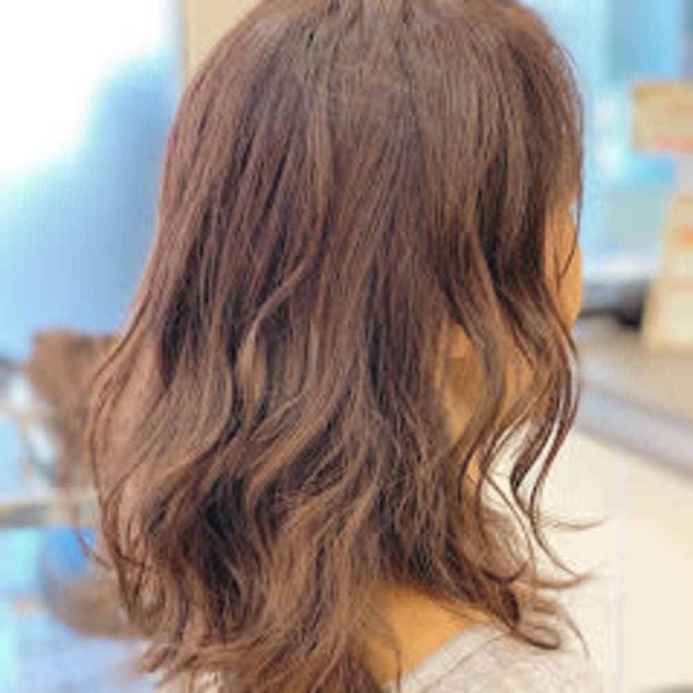 ピンクベージュ ローレイヤーカール Kenje Sanando ケンジサナンド のヘアスタイル 美容院 美容室を予約するなら楽天ビューティ