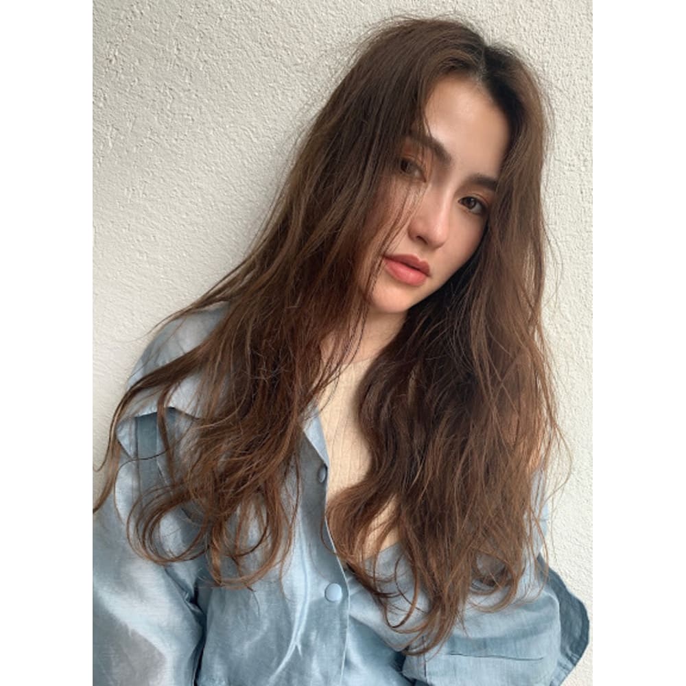 ウェービーロング E M A Assort イーエムエーアソート のヘアスタイル 美容院 美容室を予約するなら楽天ビューティ