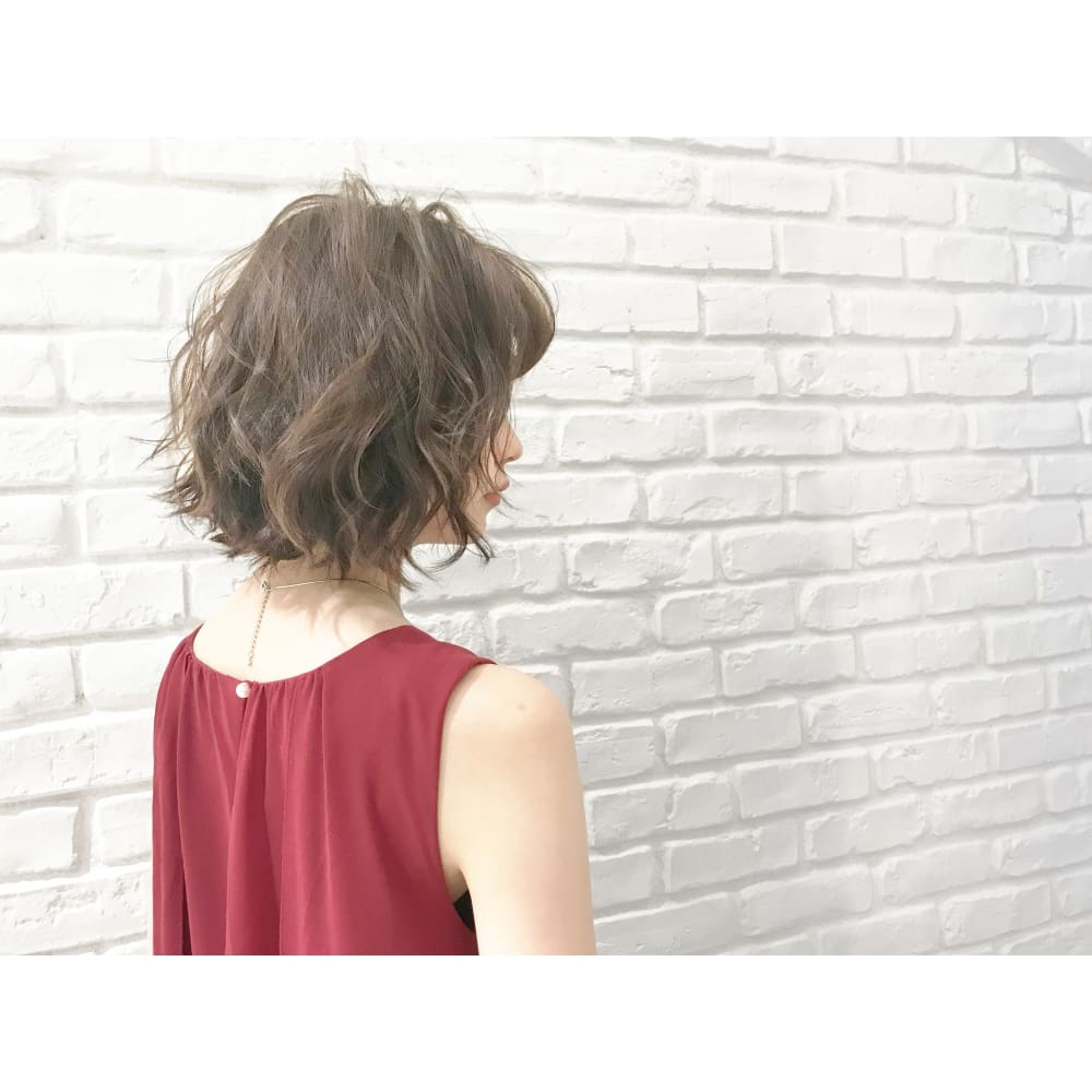 ショートヘアアレンジの巻きスタイルはパーティーにも合う Relaxx 表参道 リラックス オモテサンドウ のヘアスタイル 美容院 美容室を予約するなら楽天ビューティ