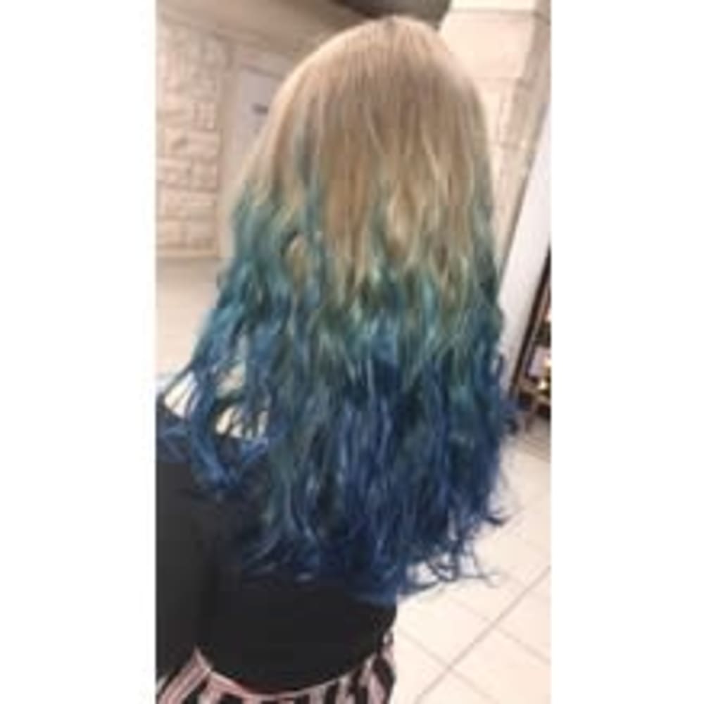 ブルーシルバーグラデーション Astrale アストラール のヘアスタイル