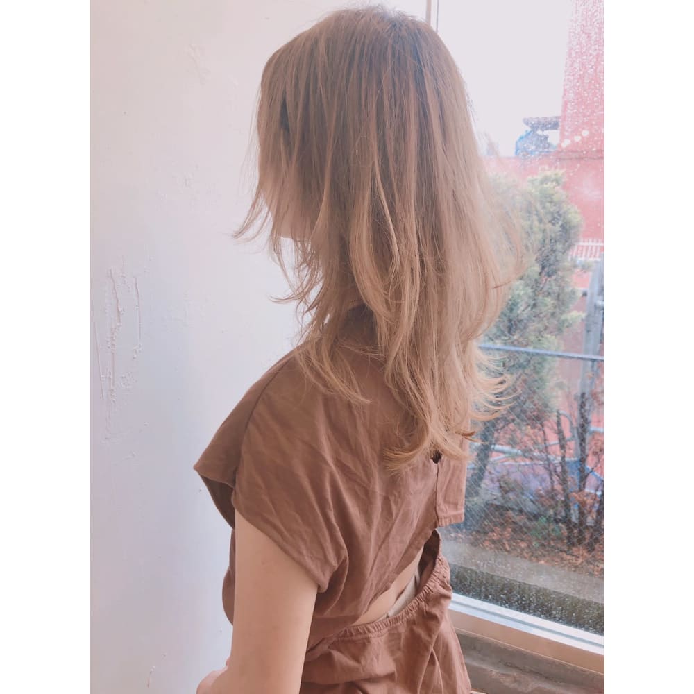 ウルフ セミロング ミルクティーカラー Y ４８９ Alice By Afloat アリスバイアフロート のヘアスタイル 美容院 美容室を予約するなら楽天ビューティ