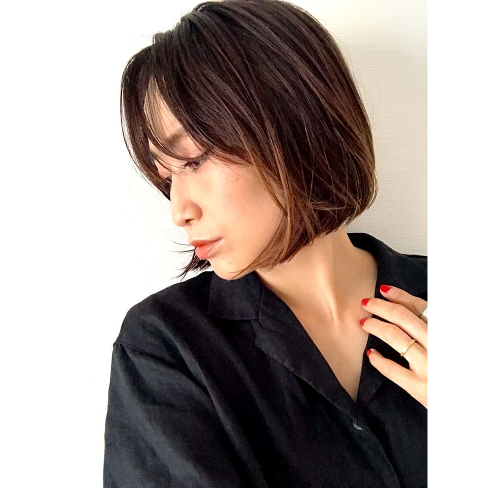 首 アゴのラインが綺麗に見える前下がりボブ Beautrium 福岡 ビュートリアム のヘアスタイル 美容院 美容室を予約するなら楽天ビューティ