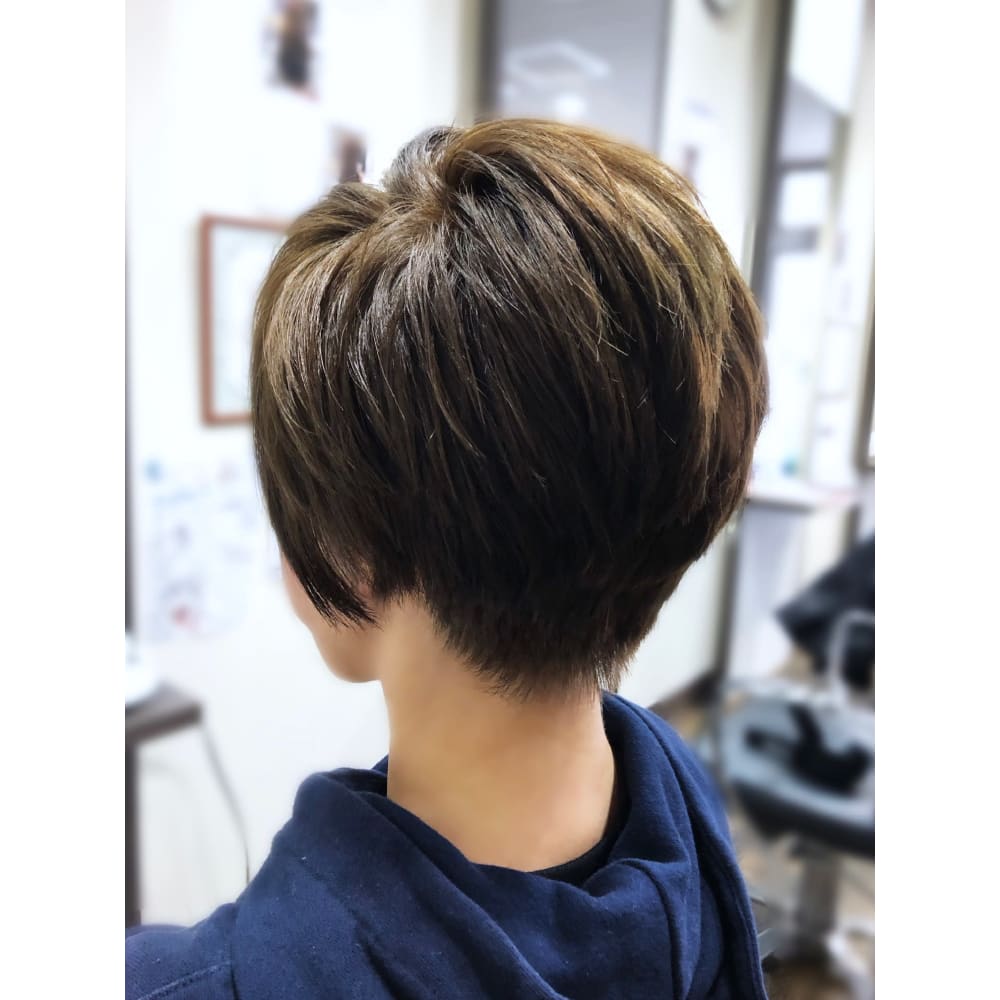 ハチの膨らむ髪質の方のも コンパクトショート Salon De Essence サロンドエッセンス のヘアスタイル 美容院 美容室を予約するなら楽天ビューティ