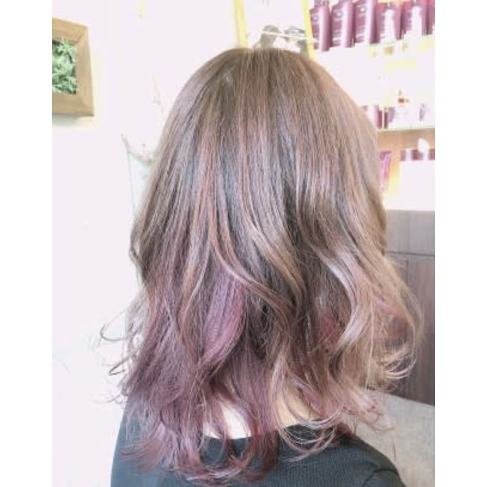 ピンクベージュベースに濃いめピンクのインナーカラー Emu International 春日部本店 エムインターナショナル のヘアスタイル 美容院 美容室を予約するなら楽天ビューティ