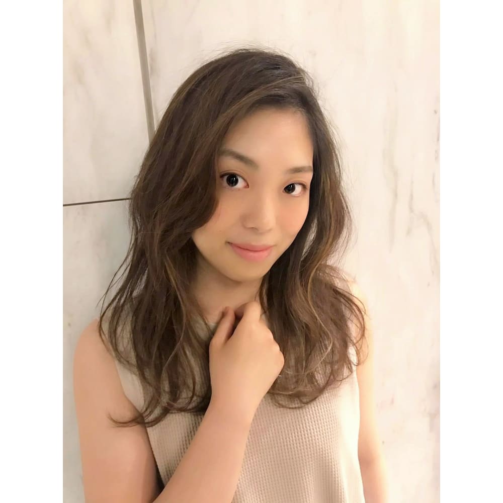 顔周りのハイライトが効果的 コントラスト ベージュ Hair Make Opsis オプシス のヘアスタイル 美容院 美容室を予約するなら楽天ビューティ 顔周りのハイライトが効果的 コントラスト ベージュ Hair Make Opsis オプシス のヘアスタイル 美容院 美容室を予約するなら楽天ビューティ