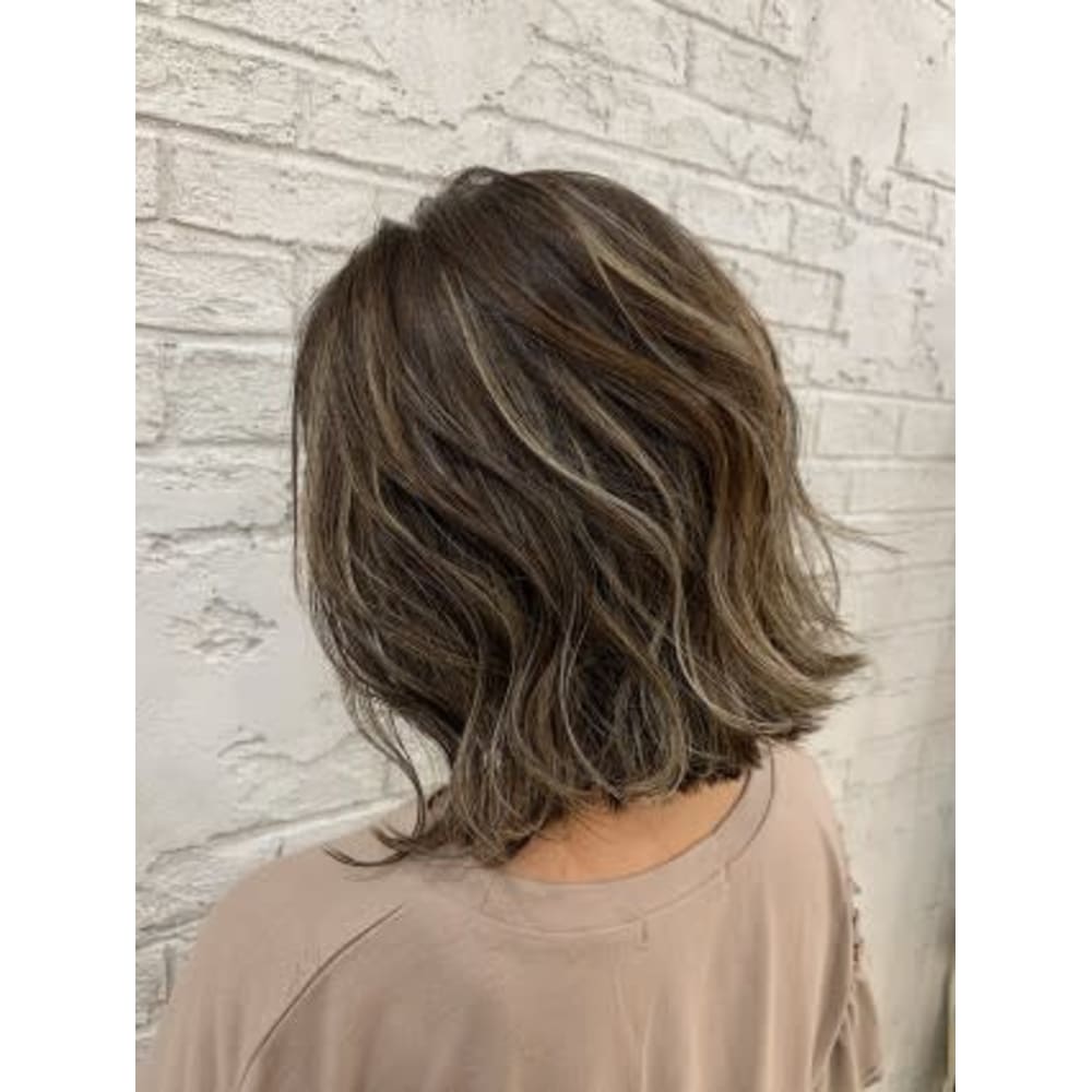 伸ばしかけヘア ハイライト パールベージュ 池袋22 Prize 池袋西口店 プライズ のヘアスタイル 美容院 美容室を予約するなら楽天ビューティ