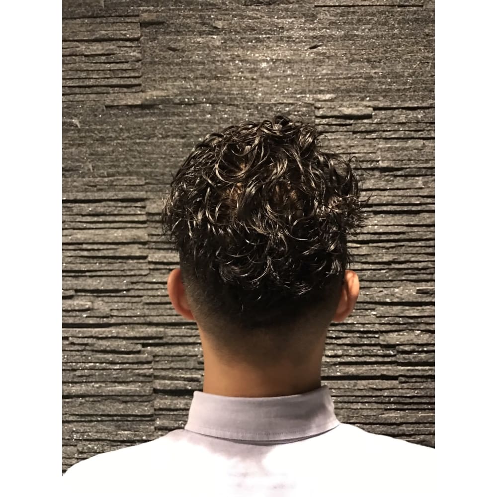 ツーブロック大人パーマ 恵比寿 理容室 メンズ Hiro Ginza Hair Salon 恵比寿店 ヒロギンザヘアーサロンエビステン のヘアスタイル 美容院 美容室を予約するなら楽天ビューティ