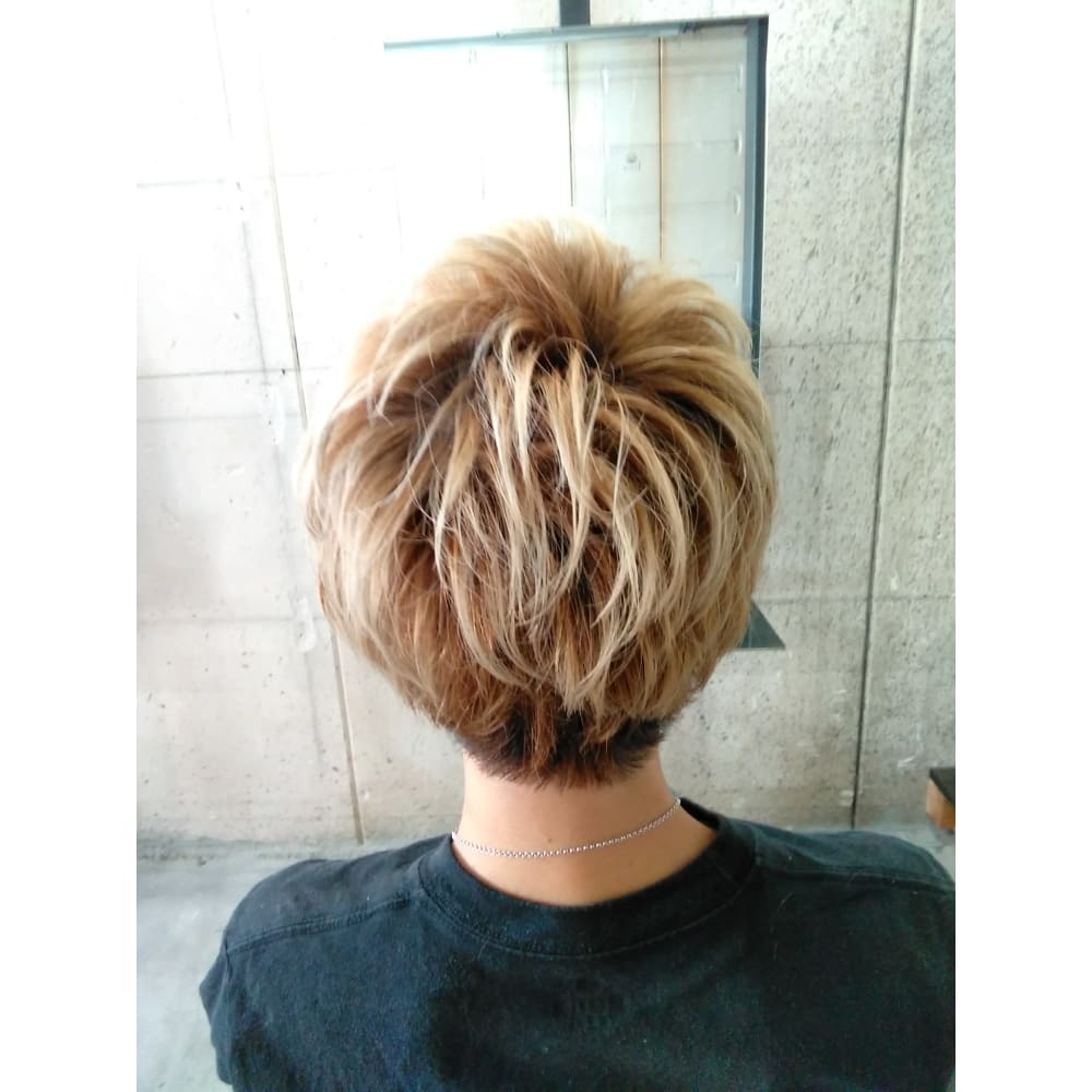 派手髪マッシュ Terra テラ のヘアスタイル 美容院 美容室を予約するなら楽天ビューティ