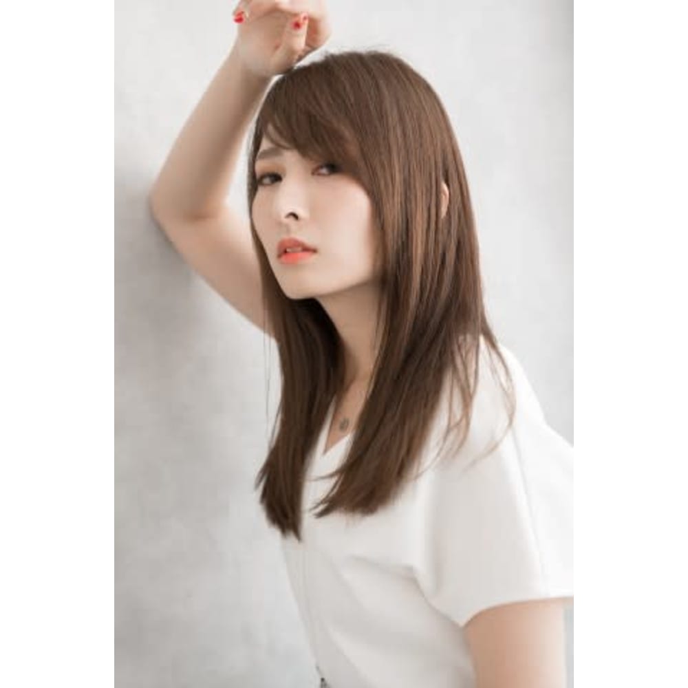 Lily 梅田 大人ブラウンベージュストレート Lily Of The Vase リリーオブザベイス のヘアスタイル 美容院 美容室を予約するなら楽天ビューティ