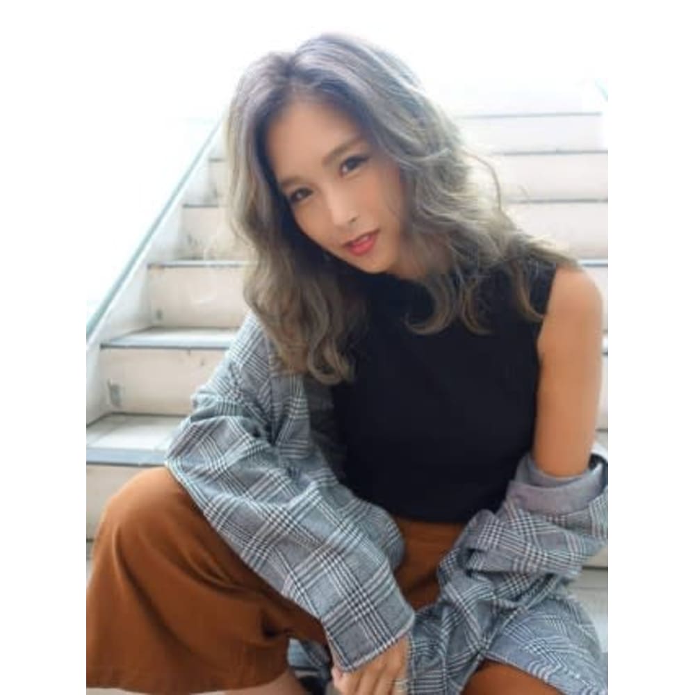 Flor 上大岡 スケルトングレイアッシュ Flor フロール のヘアスタイル 美容院 美容室を予約するなら楽天ビューティ