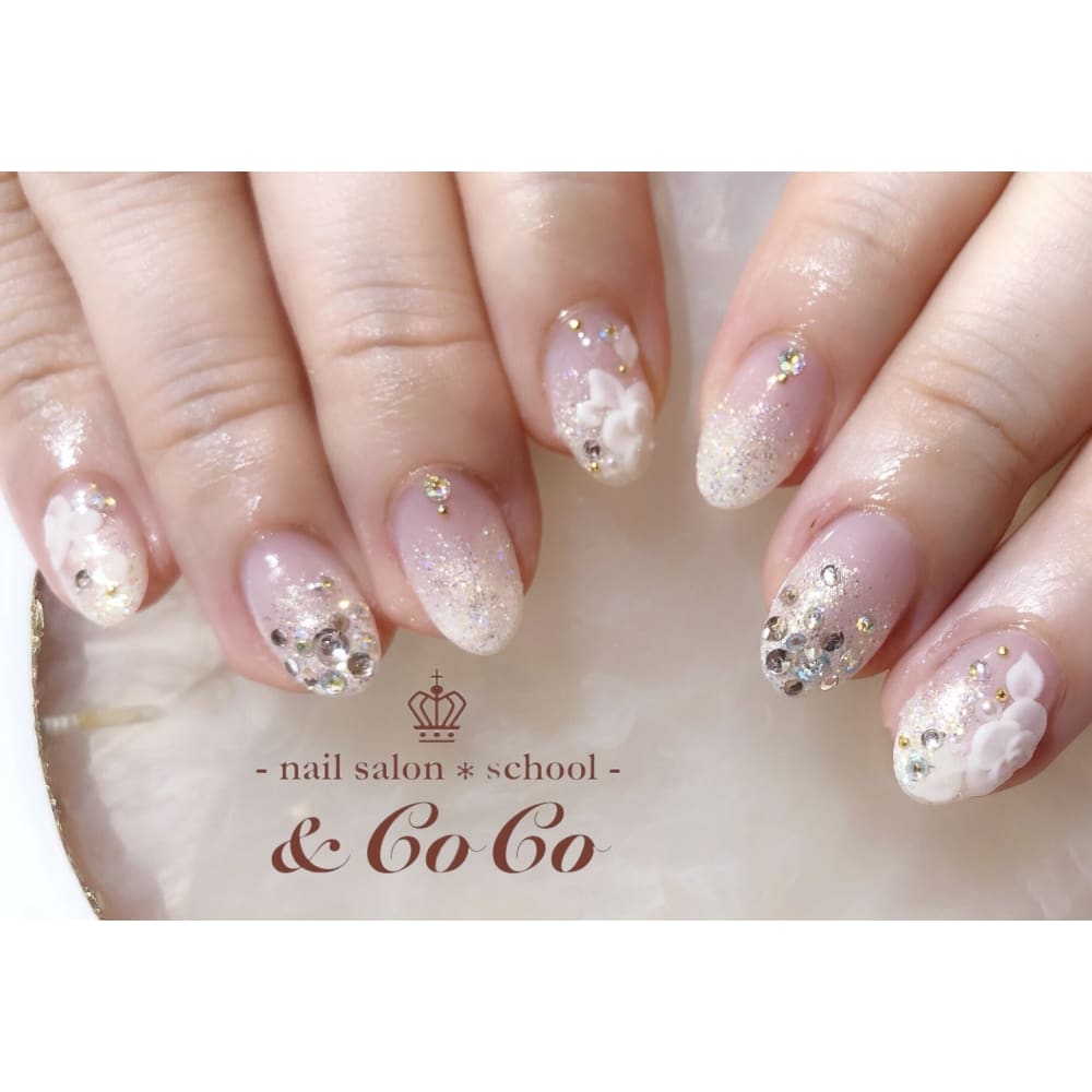 華やかブライダルネイル Nailsalon School Coco ネイルサロンスクールアンドココ のネイルデザイン ネイル まつげサロン を予約するなら楽天ビューティ