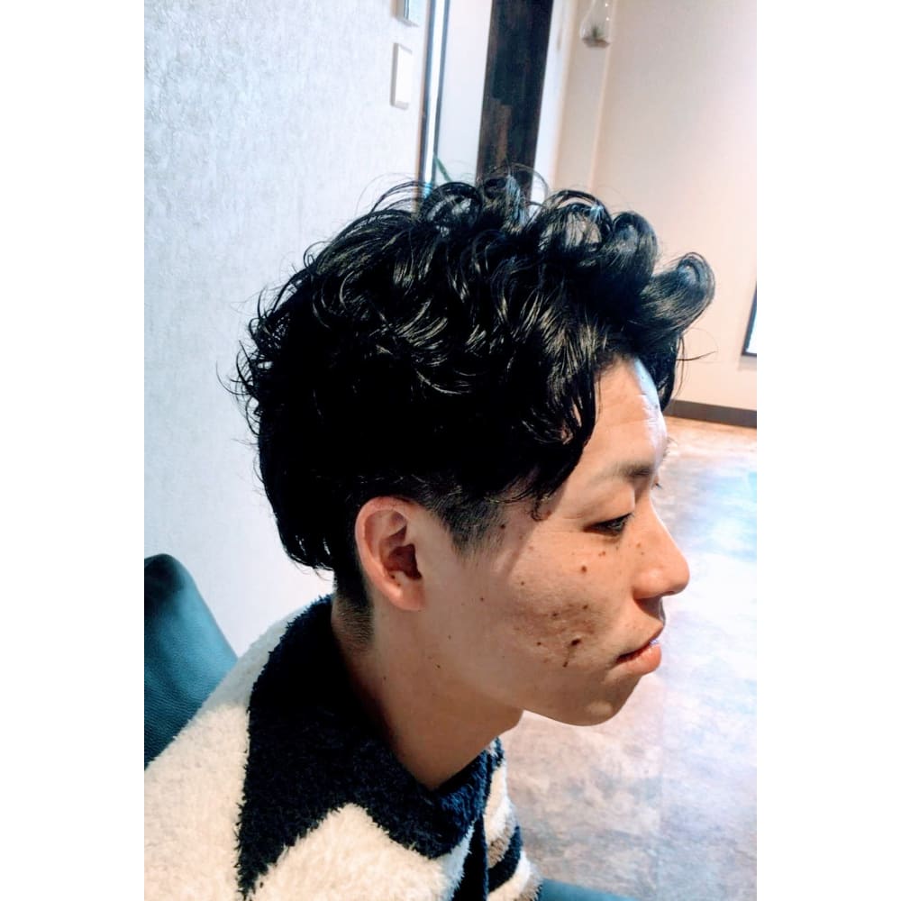 メンズショートパーマスタイル Voyage Hair Face ヴォヤージュ ヘアー アンド フェイス のヘアスタイル 美容院 美容室を予約するなら楽天ビューティ