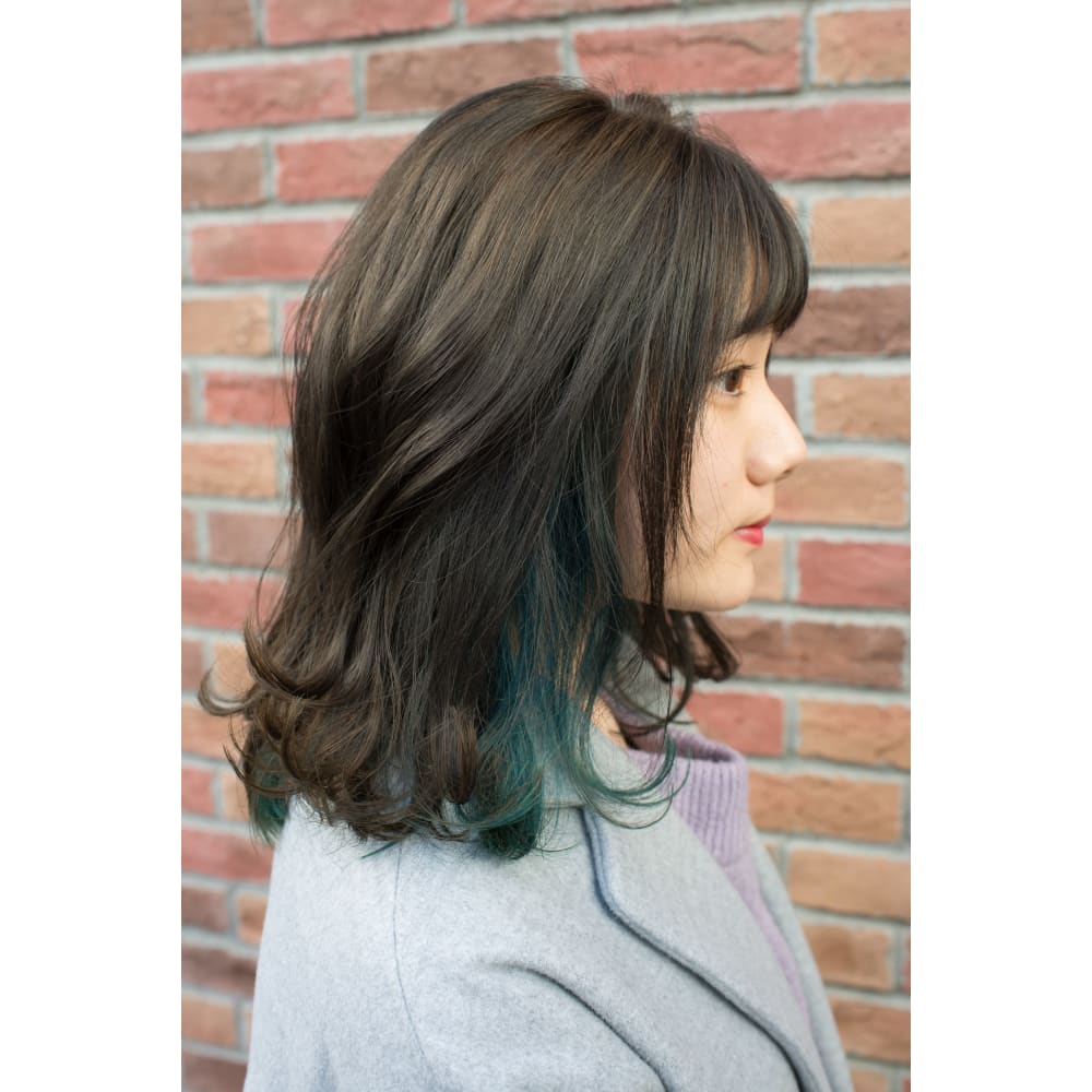 ブルーグリーン系インナーカラー Girl ガール のヘアスタイル 美容