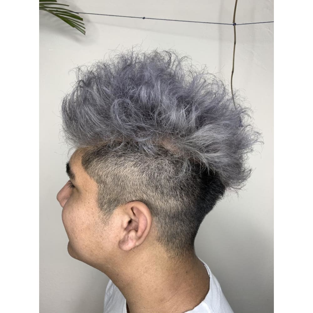 ファンキーで個性的なシルバーカラー Brooch ブローチ のヘアスタイル 美容院 美容室を予約するなら楽天ビューティ