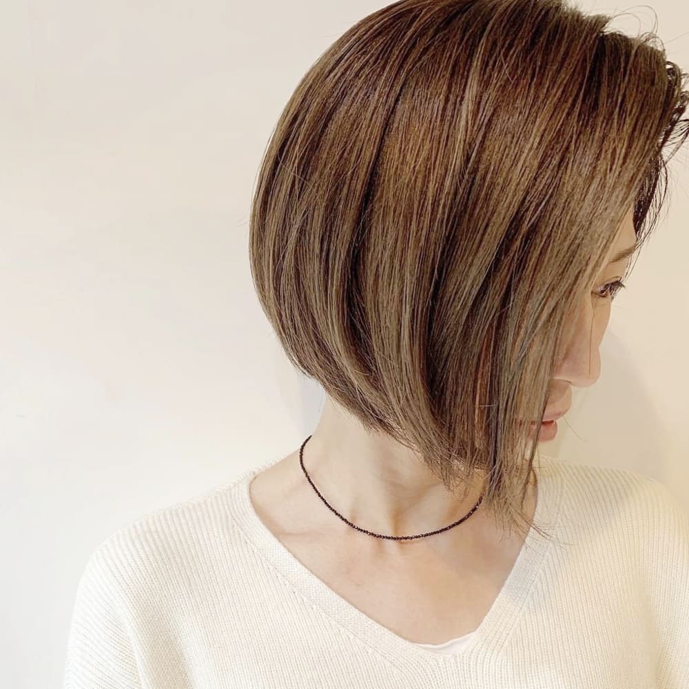 カーキアッシュ前下がりボブ Dere Dir Face By Neutral デレディール ファス のヘアスタイル 美容院 美容室を予約するなら楽天ビューティ