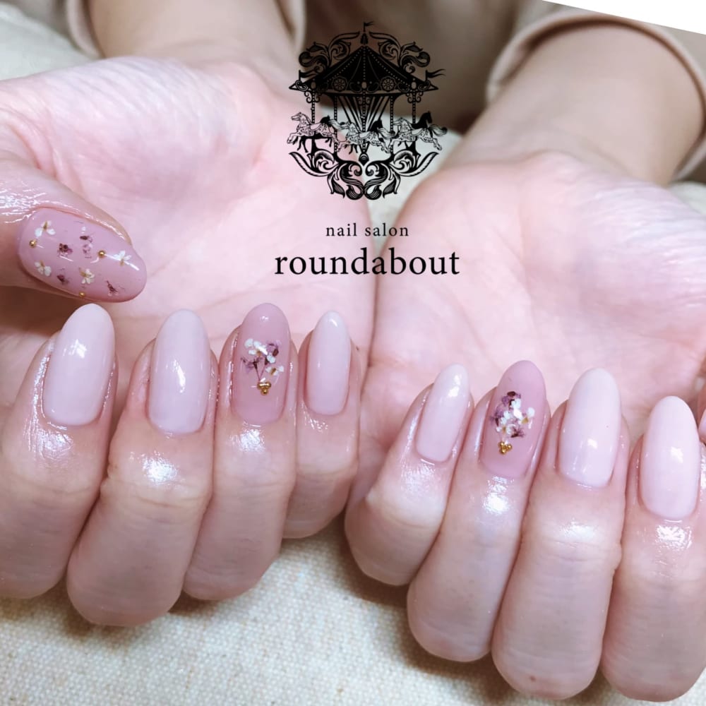 大人かわいいドライフラワーネイル Nailsalon Roundabout ネイルサロンラウンドアバウト のネイルデザイン ネイル まつげ サロンを予約するなら楽天ビューティ