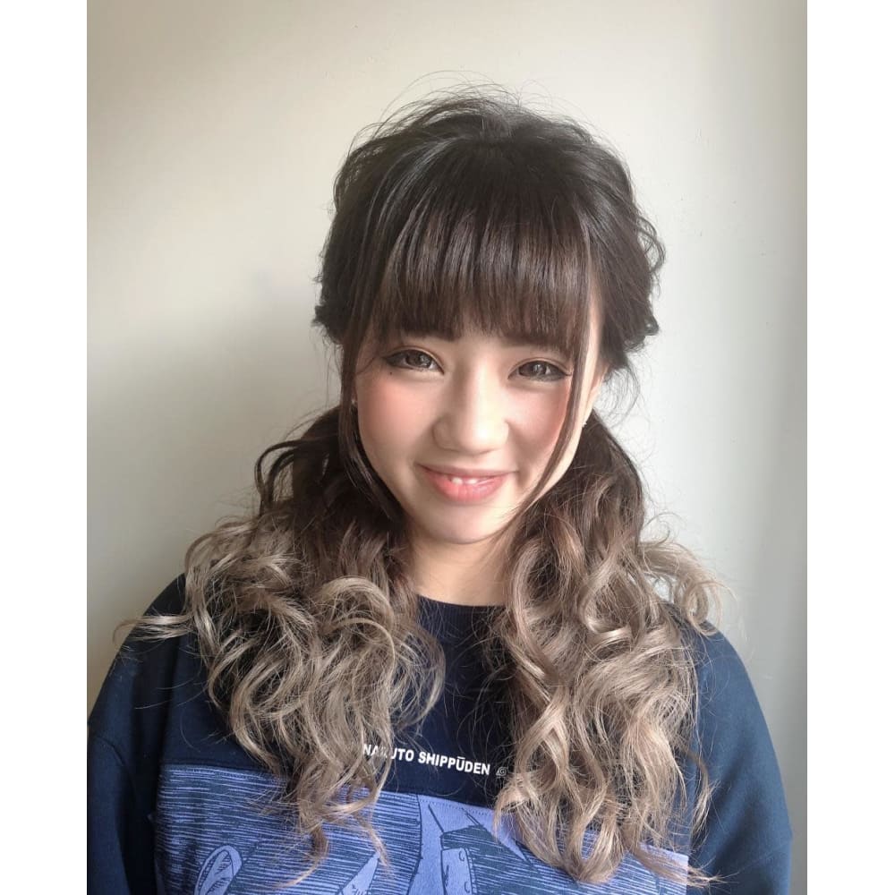 フィッシュボーン編み込みツインテール Brooch ブローチ のヘアスタイル 美容院 美容室を予約するなら楽天ビューティ フィッシュボーン編み込みツインテール Brooch ブローチ のヘアスタイル 美容院 美容室を予約するなら楽天ビューティ
