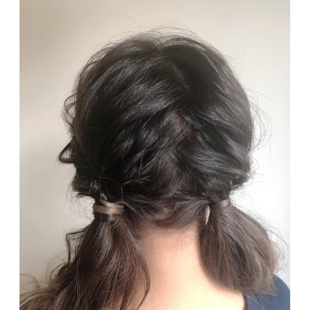 フィッシュボーン編み込みツインテール Brooch ブローチ のヘアスタイル 美容院 美容室を予約するなら楽天ビューティ フィッシュボーン編み込みツインテール Brooch ブローチ のヘアスタイル 美容院 美容室を予約するなら楽天ビューティ