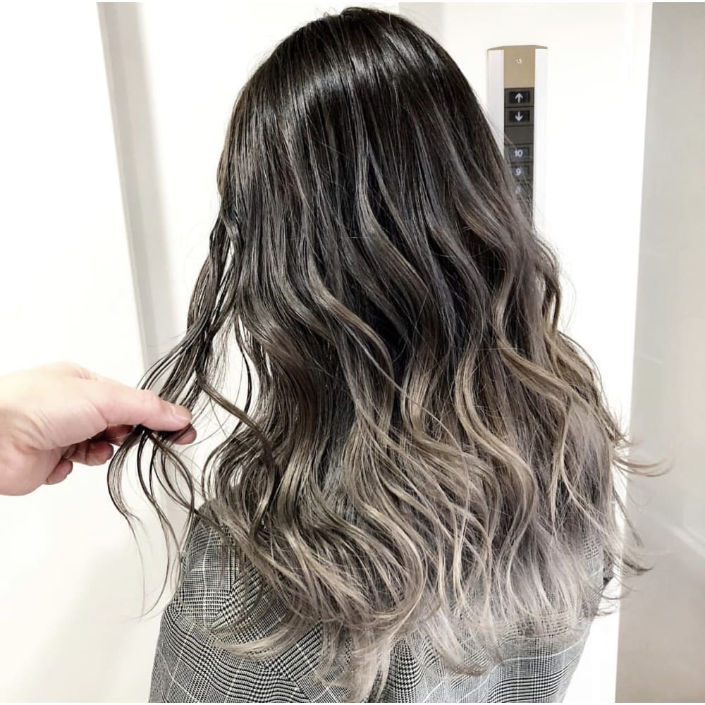 毛先シルバーグラデーション 外国人風カラー Loop ループ のヘアスタイル 美容院 美容室を予約するなら楽天ビューティ 毛先シルバーグラデーション 外国人風カラー Loop ループ のヘアスタイル 美容院 美容室を予約するなら楽天ビューティ