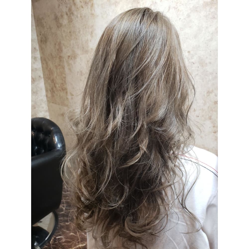 ホワイティアッシュ Anphi 新杉田 アンフィシンスギタ のヘアスタイル 美容院 美容室を予約するなら楽天ビューティ
