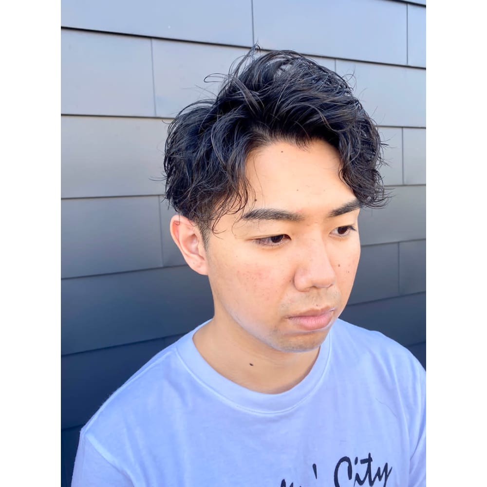 アップバング メンズパーマ アクイール アクイール のヘアスタイル 美容院 美容室を予約するなら楽天ビューティ