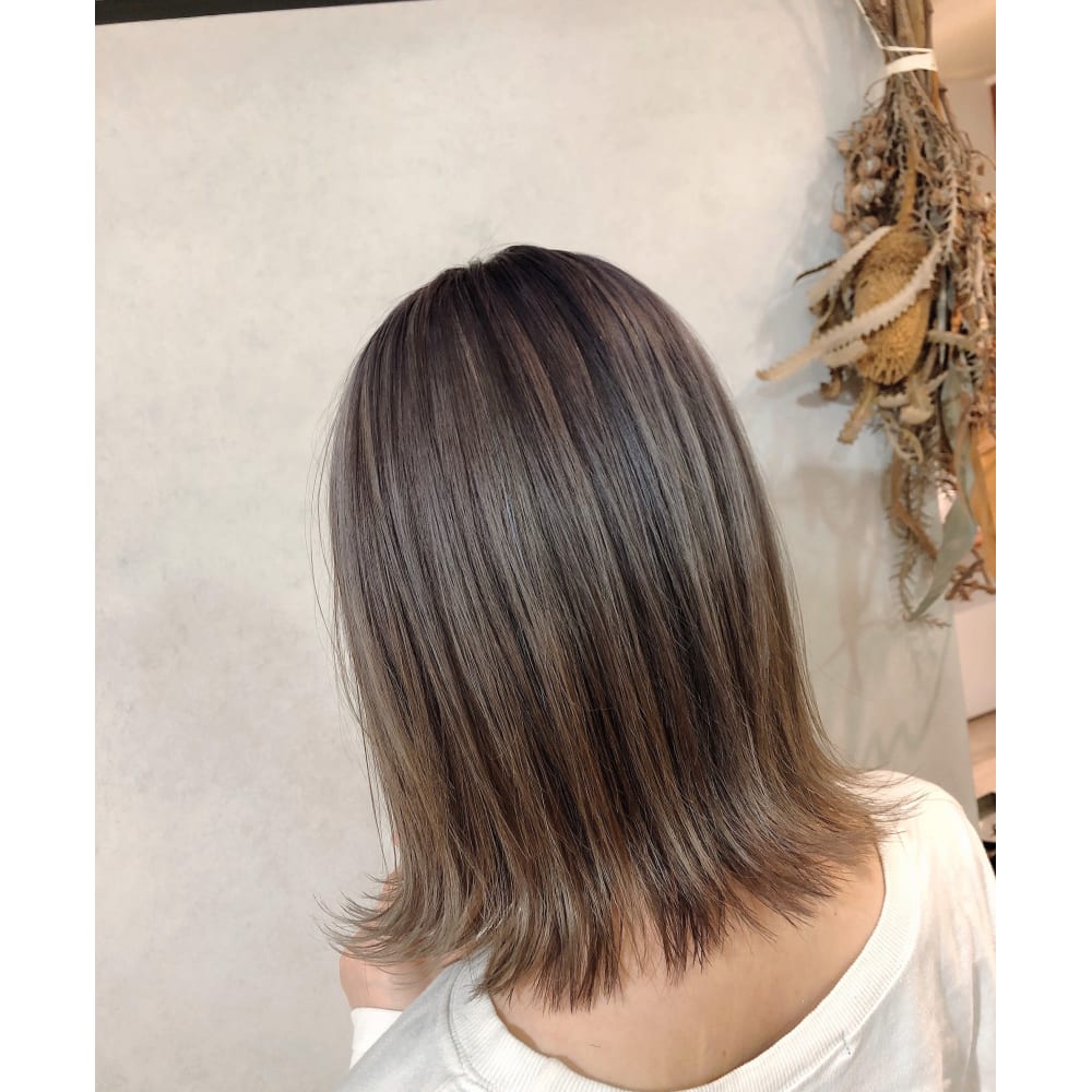 ホワイトグレーアッシュカラー Donica ドゥニカ のヘアスタイル 美容院 美容室を予約するなら楽天ビューティ