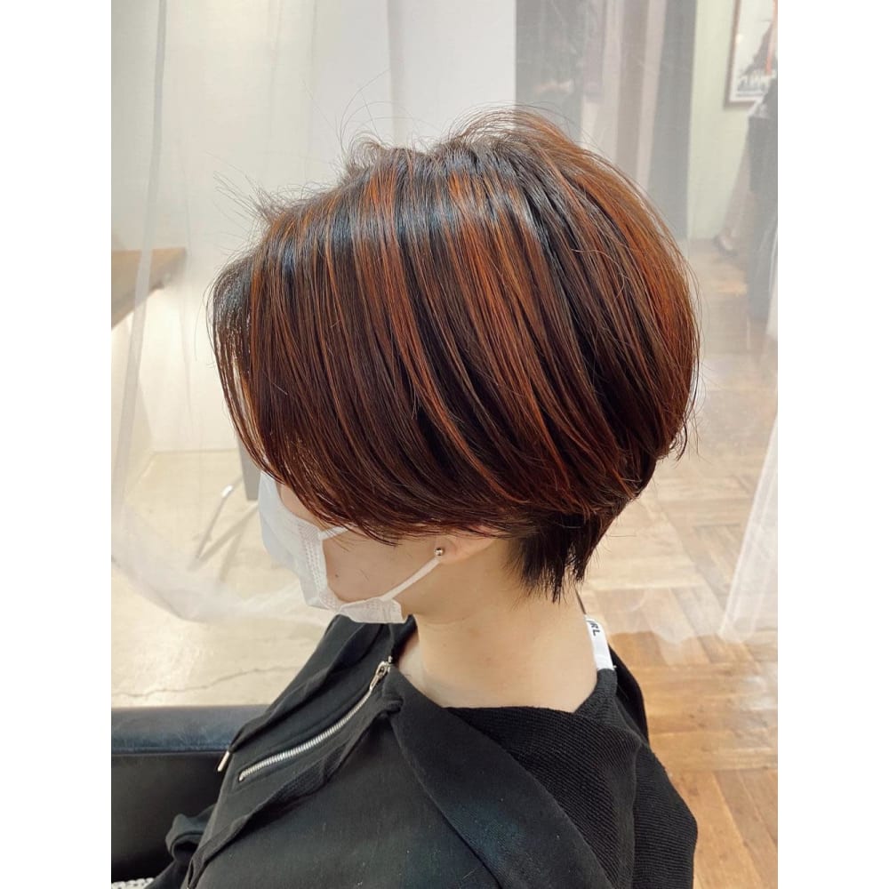 オレンジハイライト センター分けショート Hug Lug ハグアンドラグ のヘアスタイル 美容院 美容室を予約するなら楽天ビューティ