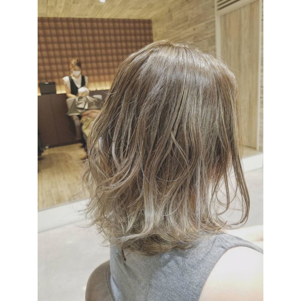 外国人風ボブパーマ ハイライトバレイヤージュ グレージュ Otto Birth オットバース のヘアスタイル 美容院 美容室を予約するなら楽天ビューティ