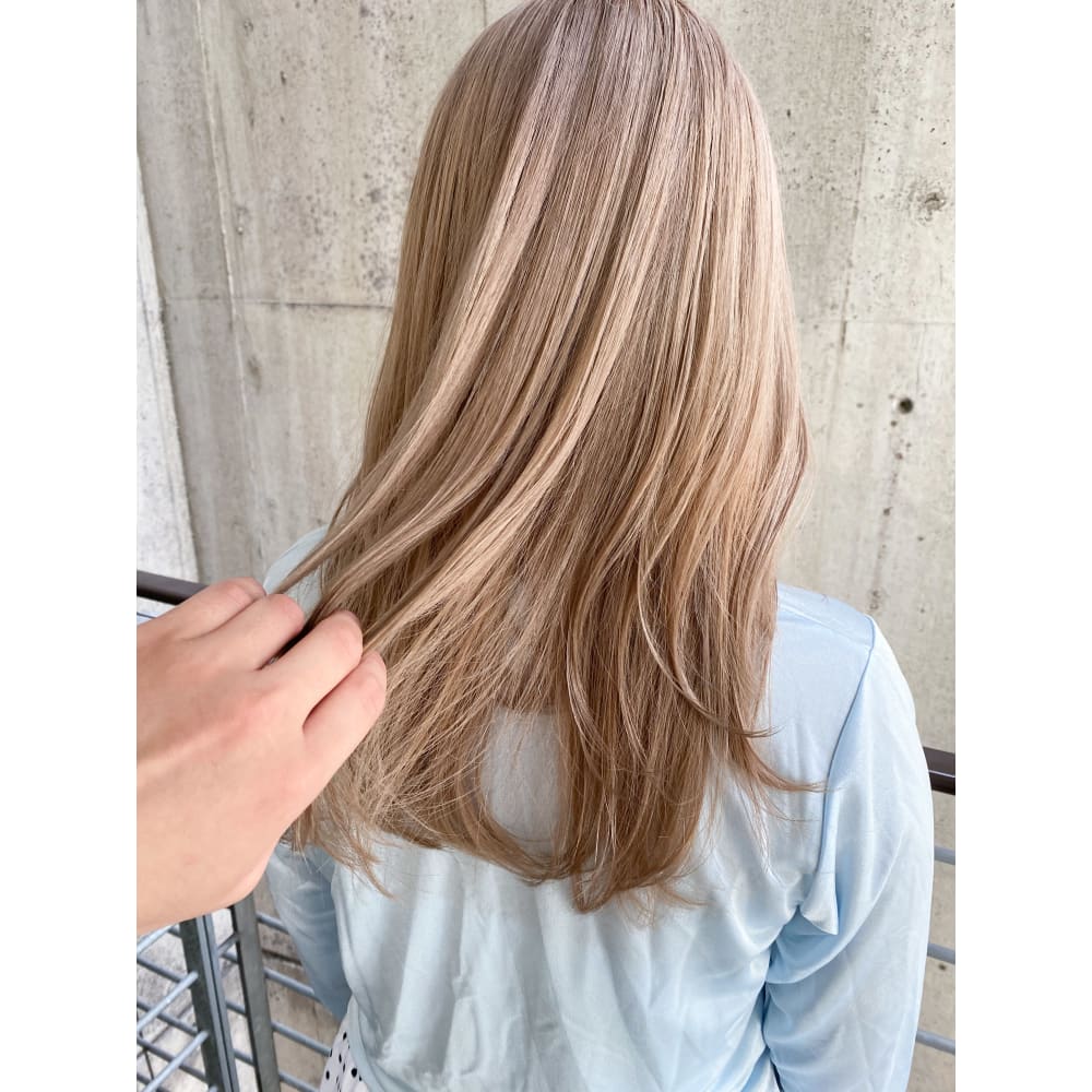 Rimma ブロンドベージュ ハイトーンカラー Rimma リマ のヘアスタイル 美容院 美容室を予約するなら楽天ビューティ
