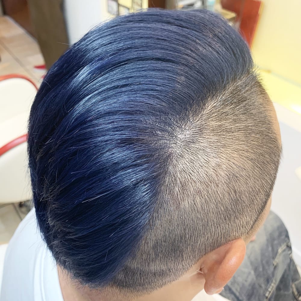 Qualis メンズ 刈り上げ 派手髪 ブルー系 Qualis 上板橋店 クオリスカミイタバシテン のヘアスタイル 美容院 美容室を予約するなら楽天ビューティ
