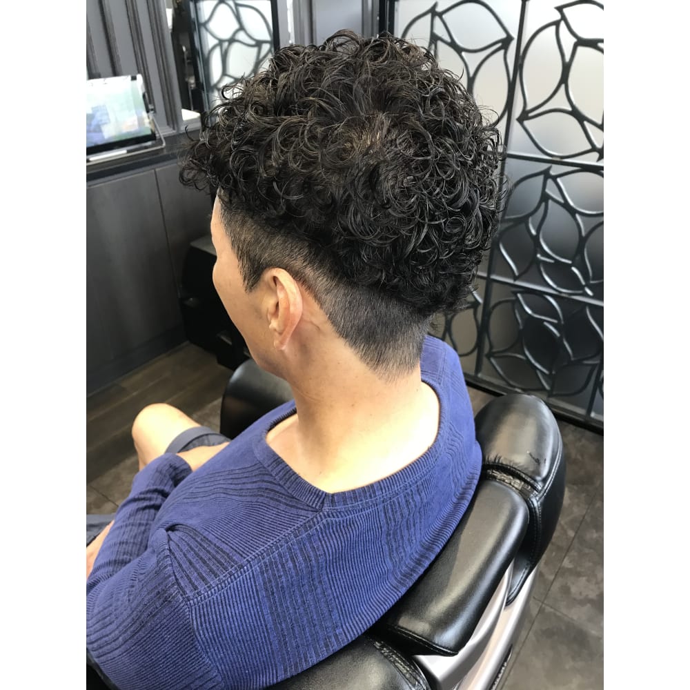 ツーブロックパーマスタイル Hiro The Barber ヒロザバーバー のヘアスタイル 美容院 美容室を予約するなら楽天ビューティ