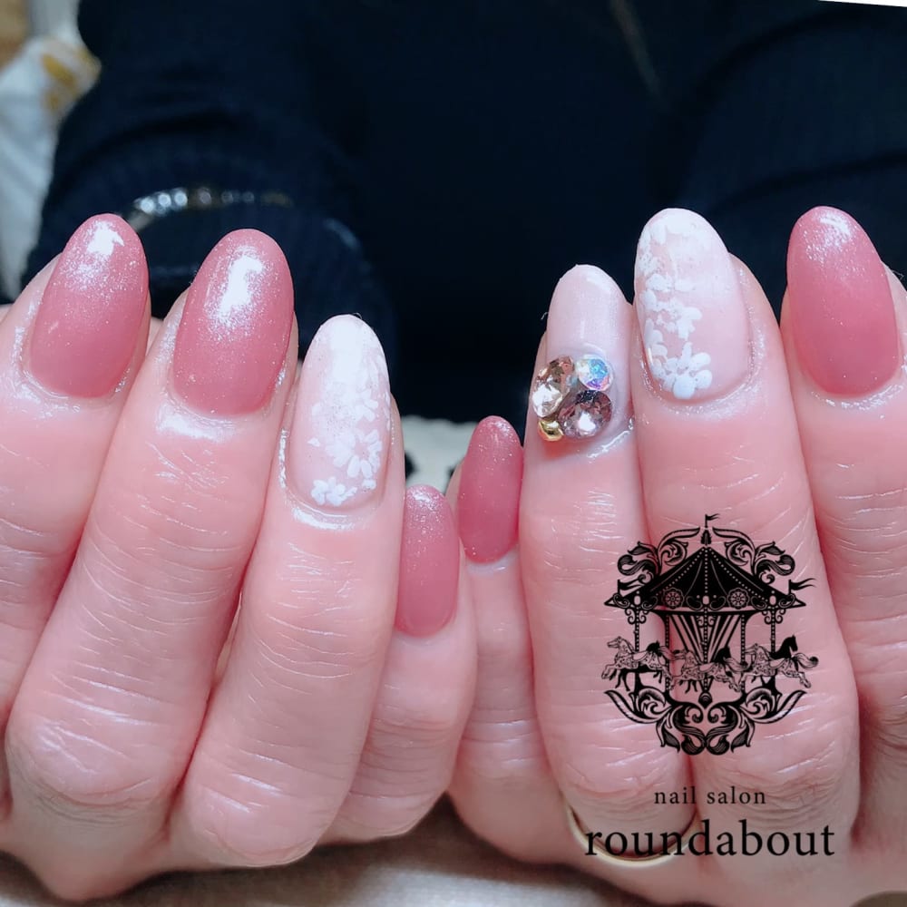 スピーディーな施術とジェルの持ちに定評 Nailsalon Roundabout ネイルサロンラウンドアバウト のこだわり特集 ネイル まつげ サロンを予約するなら楽天ビューティ