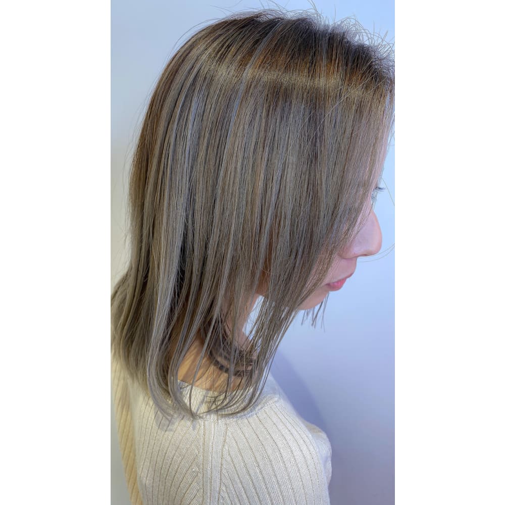 白髪もカバー透明感ハイライトカラー シルバーアッシュ Kenje Enoshima ケンジエノシマ のヘアスタイル 美容院 美容室を予約するなら楽天ビューティ