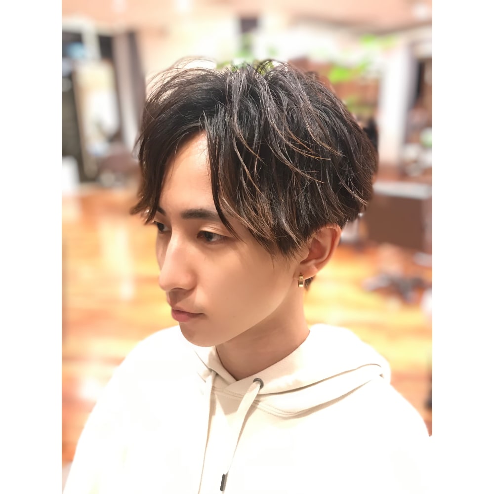 メンズ ツイストパーマ 人気のセンターパートツーブロック Beautrium 梅田 ビュートリアム のヘアスタイル 美容院 美容室を予約するなら楽天ビューティ