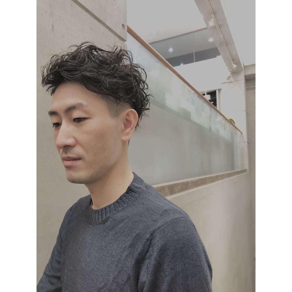 外国人風メンズパーマ ２ブロ Prism プリズム のヘアスタイル 美容院 美容室を予約するなら楽天ビューティ