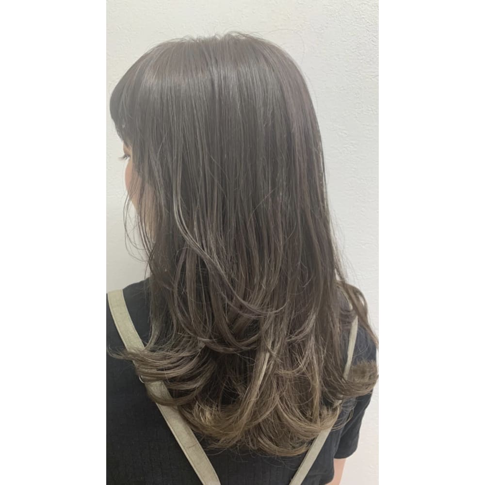 イルミナカラーで仕上げるオリーブブラウンヘア Ash 下北沢店 アッシュ のヘアスタイル 美容院 美容室を予約するなら楽天ビューティ