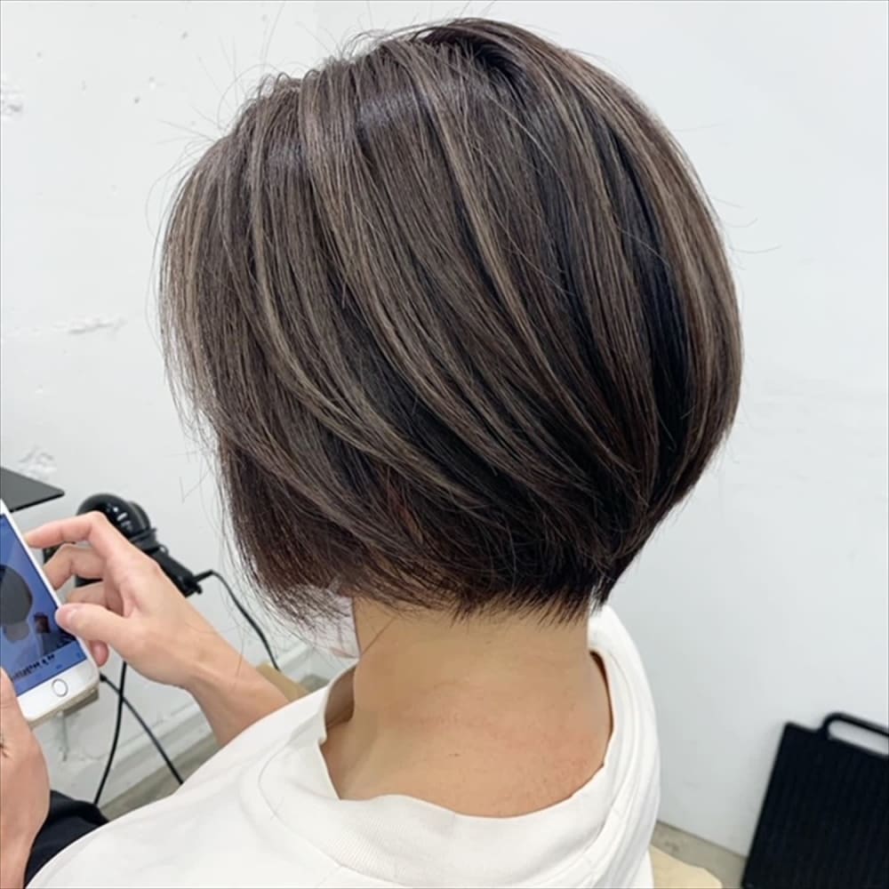 エアタッチ ハイライトで白髪を馴染ませるショートヘア Di Ka Hair Sendai ディーカヘアーセンダイ のヘアスタイル 美容院 美容室を予約するなら楽天ビューティ