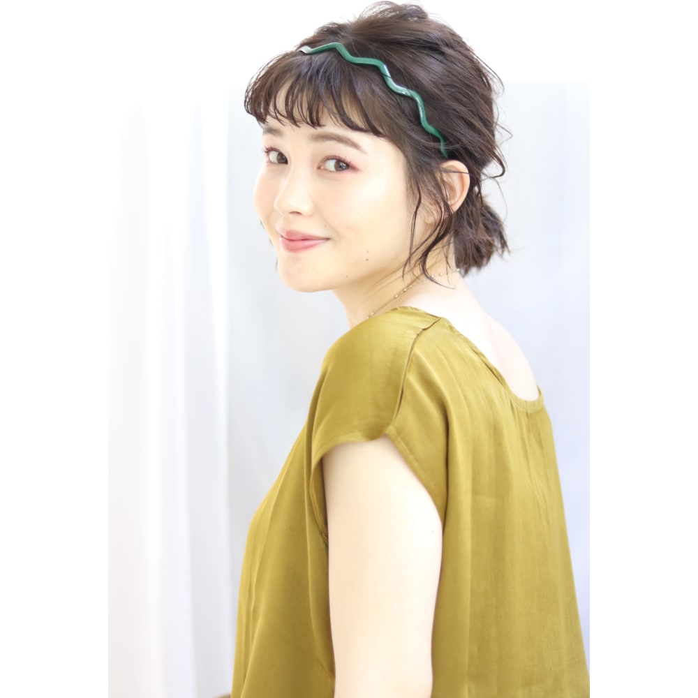 カジュアルダウンなお呼ばれヘアに カチューシャヘアアレンジ Albero アルベロ のヘアスタイル 美容院 美容室を予約するなら楽天ビューティ