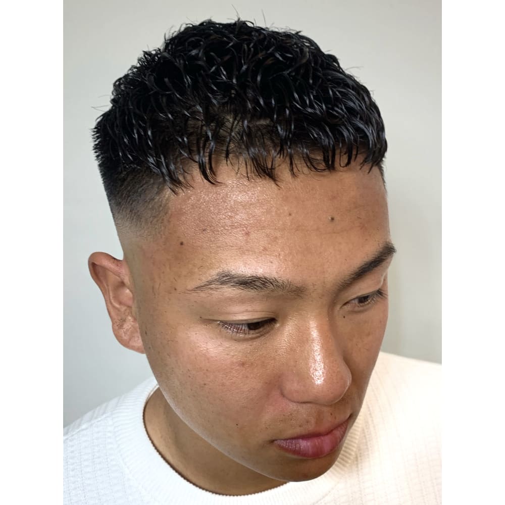スキンフェードカット濡れパン風パーマクロップスタイル Hair Ales Harajuku ヘアーアレス ハラジュク のヘアスタイル 美容院 美容室を予約するなら楽天ビューティ スキンフェードカット濡れパン風パーマクロップスタイル Hair Ales Harajuku ヘアーアレス ハラジュク のヘアスタイル 美容院 美容室を予約するなら楽天ビューティ