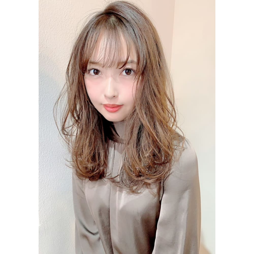 重山祐亮 30 40 50代ナチュラルカールセミロング Maria By Afloat マリアバイアフロート のヘアスタイル 美容院 美容室を予約するなら楽天ビューティ