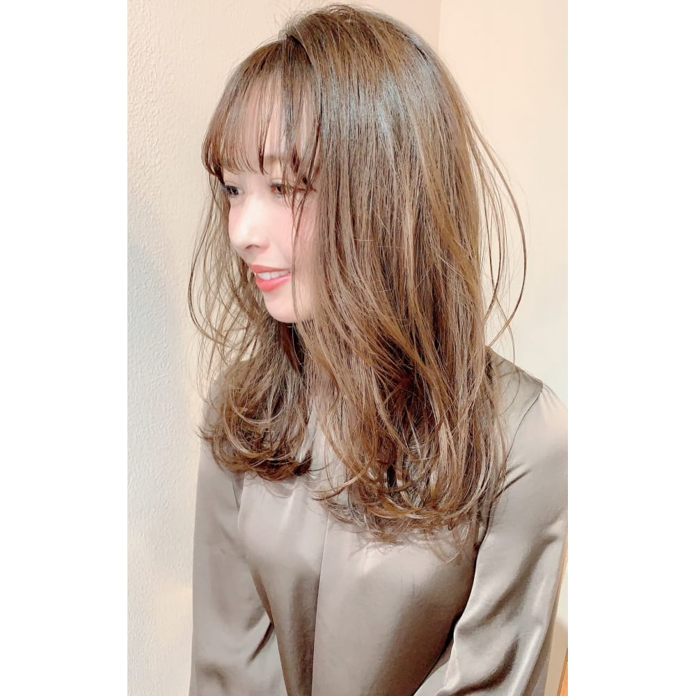 重山祐亮 30 40 50代ナチュラルカールセミロング Maria By Afloat マリアバイアフロート のヘアスタイル 美容院 美容室を予約するなら楽天ビューティ
