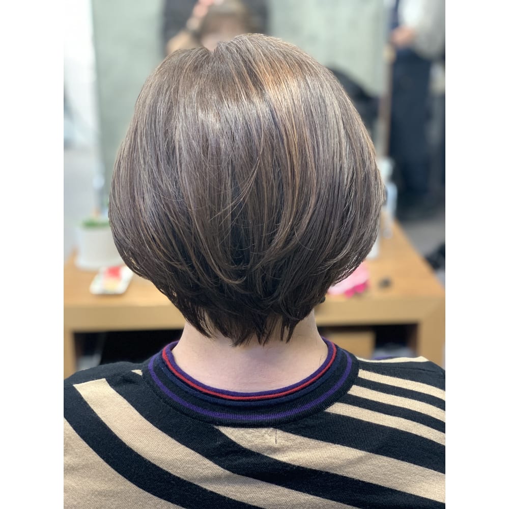 白髪をぼかすハイライト くびれミニーショート 骨格補正 Shell シェル のヘアスタイル 美容院 美容室を予約するなら楽天ビューティ 白髪をぼかすハイライト くびれミニーショート 骨格補正 Shell シェル のヘアスタイル 美容院 美容室を予約するなら楽天ビューティ
