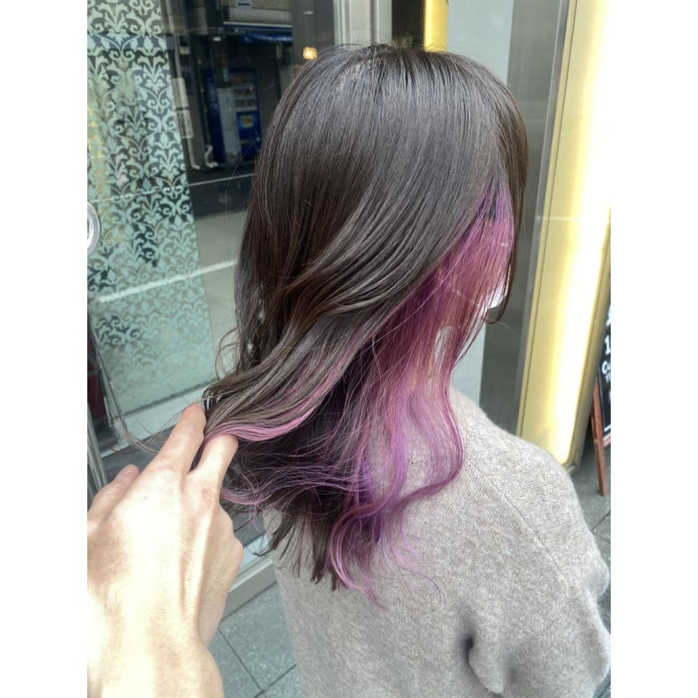 ピンクパープルイヤリングカラーセミロングヘア Prize 錦糸町店 プライズ のヘアスタイル 美容院 美容室を予約するなら楽天ビューティ