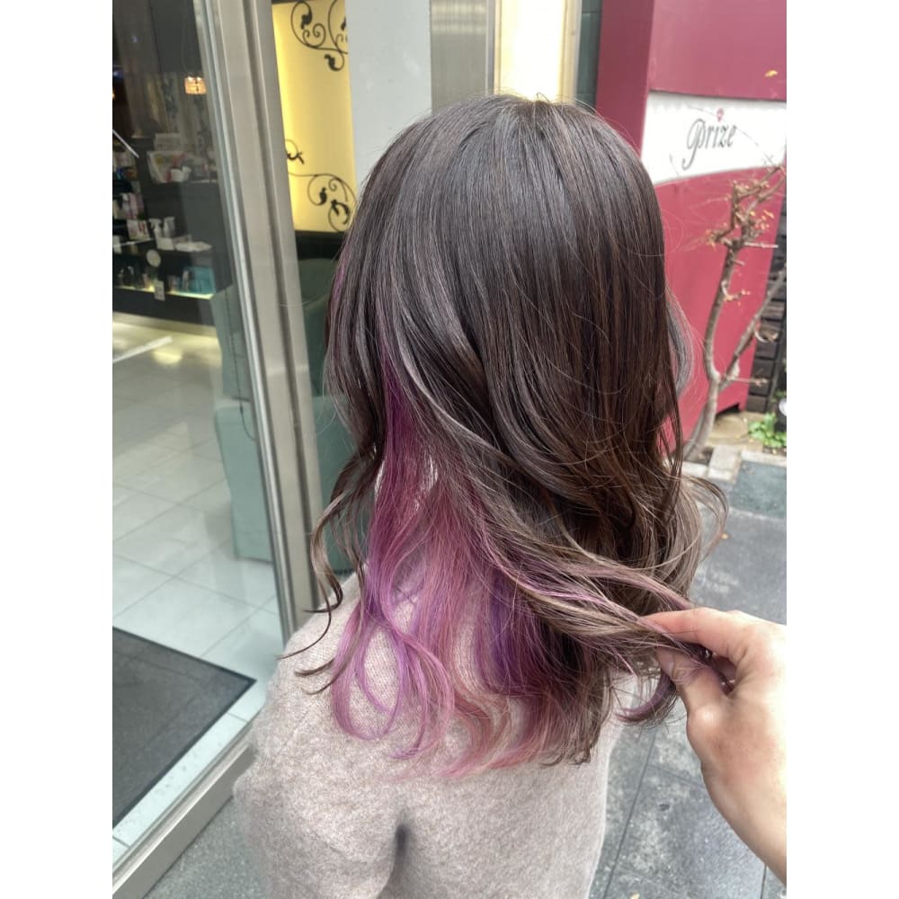 ピンクパープルイヤリングカラーセミロングヘア Prize 錦糸町店 プライズ のヘアスタイル 美容院 美容室を予約するなら楽天ビューティ