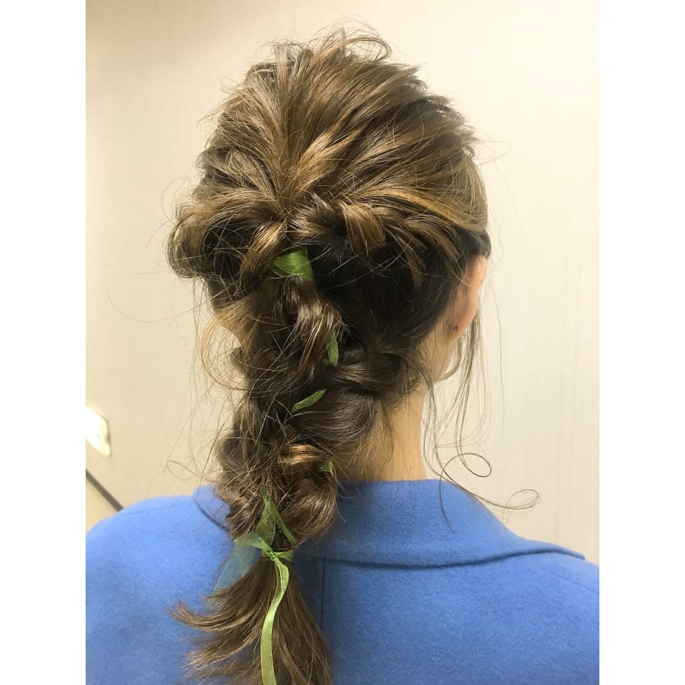 結婚式 卒業式 成人式 リボン編み込みダウンアレンジ 半個室 Rire Hair 箱崎店 ハンコシツ リールヘアー ハコザキテン のヘアスタイル 美容院 美容室を予約するなら楽天ビューティ
