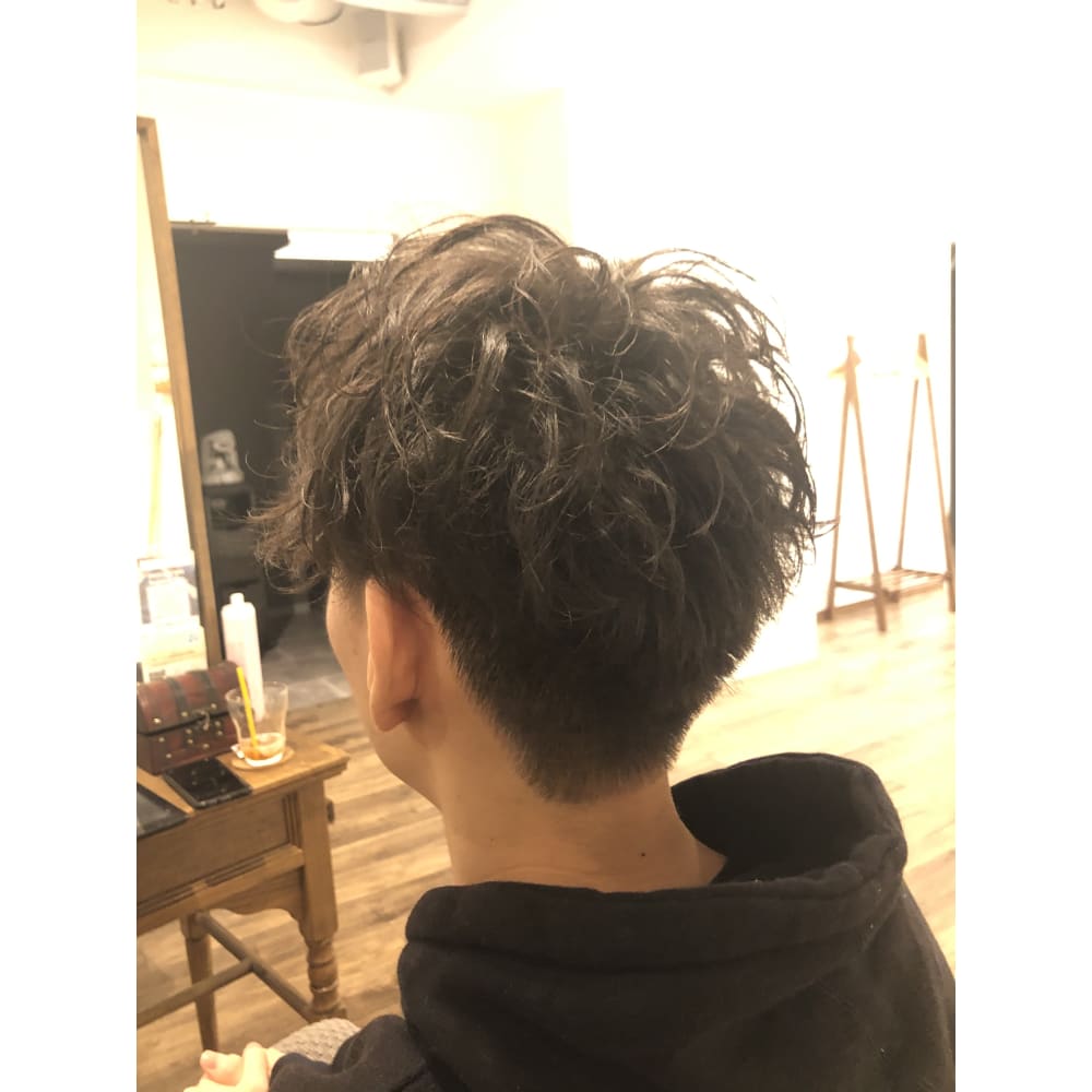 シークレットスパイラルパーマセンターパートマッシュ 名前長っ A Gland Villa Suita アグランヴィラスイタ のヘアスタイル 美容院 美容室を予約するなら楽天ビューティ