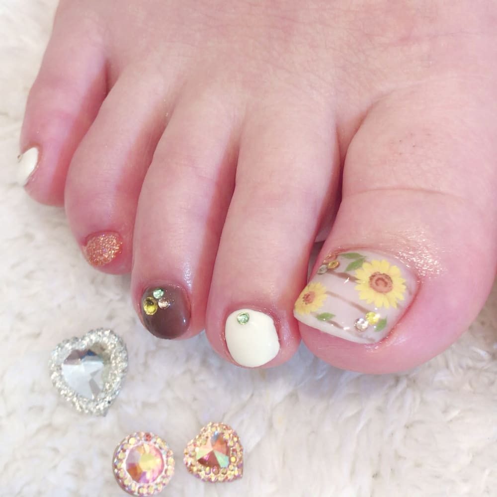 フットネイルも大人気 足元からトレンド先取り ハンド フット同日施術で1000円off Joli Lumiere ジョリィ ルミエール ジョリィルミエール のこだわり特集 ネイル まつげサロンを予約するなら楽天ビューティ