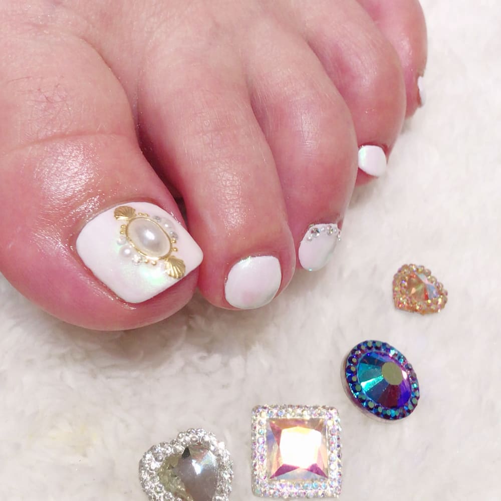 フットネイルも大人気 足元からトレンド先取り ハンド フット同日施術で1000円off Joli Lumiere ジョリィ ルミエール ジョリィルミエール のこだわり特集 ネイル まつげサロンを予約するなら楽天ビューティ